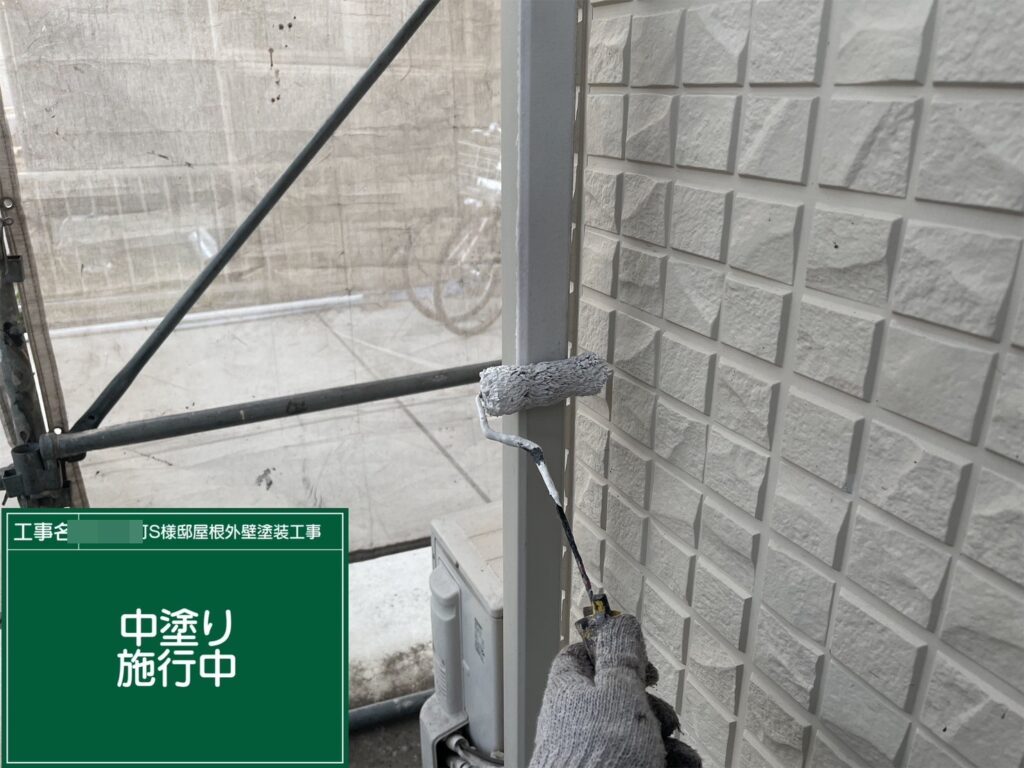 中塗りを行います。